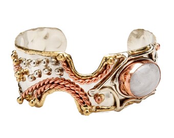 手作りで精巧に彫刻されたミックスメタルブレスレット。天然の高品質で厳選されたレインボームーンストーンを使用。調節可能。