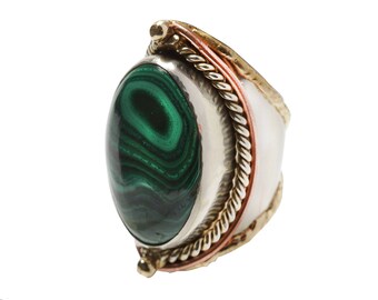 手作りで精巧に彫刻された本物のマラカイトを使用した混合金属リング。調節可能でほとんどの人にフィットします。