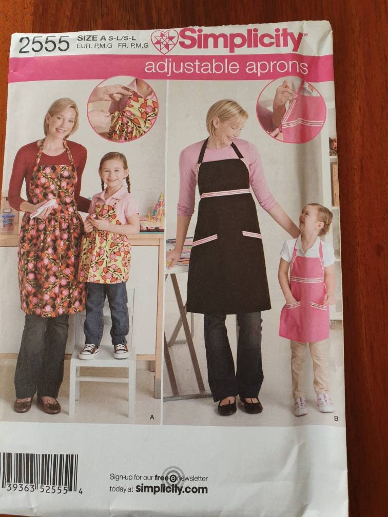 Simplicity - #2555 - Adjustable Aprons - Uncut
