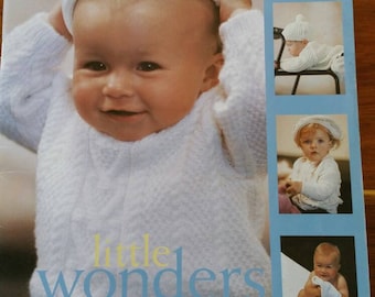 Patons - #1150 - Kleine Wunder - 3, 4, 5, 8 fädige Baby Strickmütze - Grössen 0 bis 24 Monate