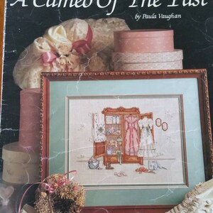 Freizeit Arts Leaflet - Design von Paula Vaughan - #520 - A Cameo of the Past - Kreuzstichvorlage