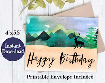 Puede incluir: Una tarjeta de cumpleaños de acuarela con una escena de montaña y ciervo. La tarjeta mide 10,16 cm x 13,97 cm y presenta las palabras "Happy Birthday" en escritura negra. Las palabras "Descarga instantánea" están en un círculo azul.