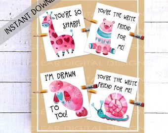 Può includere: Un download digitale con quattro illustrazioni ad acquerello di animali con messaggi basati su giochi di parole. Una giraffa, un orso, un lamantino e una lumaca sono raffigurati con matite che tengono le carte. Il testo include "You're so sharp!" e "I'm drawn to you!"