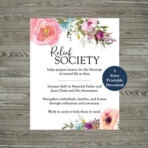以下が含まれることがあります： 花柄のデザインと太字で「Relief Society」と書かれた印刷可能なポスター。下のテキストは、リリーフソサエティが女性を永遠の生命の祝福に備えさせることを説明しています。ポスターには、「5サイズ印刷可能ダウンロード」というテキストも含まれています。