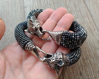 Pulseira de lobo com contas, fecho em aço inoxidável e contas checas.