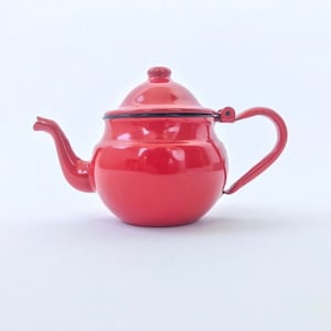 Vintage Enamel Teapot Made in Yugoslavia / Red EMO Celje Enamel Tea Kettle / Retro Home Decor / 60s Yugoslavia / Mid Century Modern