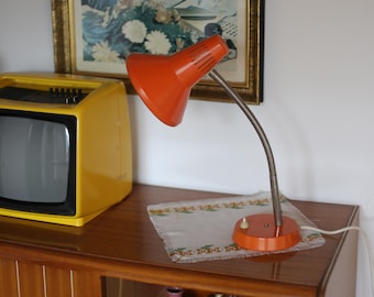 Lámpara de escritorio vintage de cuello de cisne naranja: iluminación industrial yugoslava de los años 70