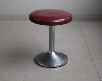 Taburete de bar vintage MCM: piel sintética color vino tinto, base de tulipán cromada