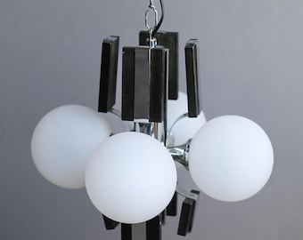 Brutalna lampa wisząca Sputnik – chromowane drewno i mleczne szkło – Jugosławia, lata 70. – oświetlenie w stylu Mid Century Modern