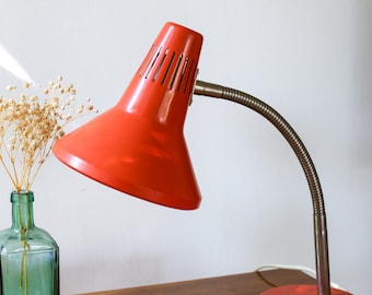 Lámpara de escritorio de cuello de cisne naranja: Iluminación industrial vintage, Yugoslavia