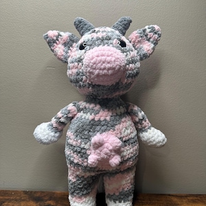 Gehäkelte Kuh Plushie Handmade Amigurumi Stofftier weich kuschelig Geschenk für Kinder & Kinderzimmer Dekor