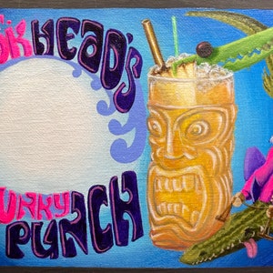 Op de afbeelding: Een schilderij van een tiki-stijl cocktailglas met een rietje en een groene garnering. Het glas is gevuld met een gele vloeistof en heeft een tiki-gezicht aan de voorkant. De tekst "Capt. Krok-Heads' Krunky Punch" is geschreven in roze en paarse letters rond het glas.