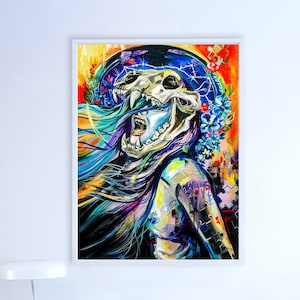 Puede incluir: Una pintura colorida de una mujer con una m&aacute;scara de calavera y cabello largo y fluido. La mujer lleva una corona de flores y tiene un fondo colorido.