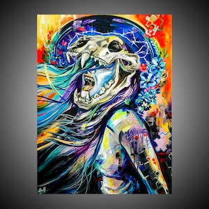 Puede incluir: Una pintura abstracta colorida de una mujer con un cr&aacute;neo por cabeza. La mujer lleva una corona de flores azules y moradas y tiene el pelo largo y suelto. El fondo es una mezcla de colores brillantes y texturas.