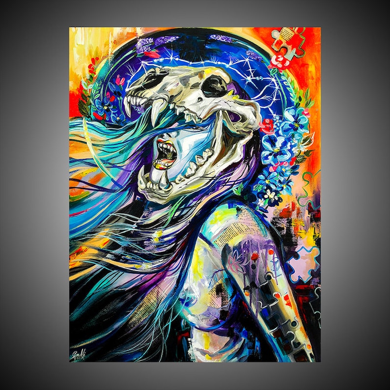 Puede incluir: Una pintura abstracta colorida de una mujer con un cr&aacute;neo por cabeza. La mujer lleva una corona de flores azules y moradas y tiene el pelo largo y suelto. El fondo es una mezcla de colores brillantes y texturas.