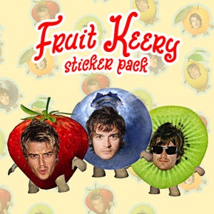 以下が含まれることがあります： イチゴ、ブルーベリー、キウイの3つのフルーツキャラクターが登場するステッカーパック。それぞれに人の顔が描かれています。「Fruit Keery sticker pack」の文字が赤い筆記体で表示されています。