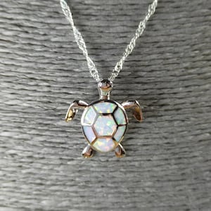 Weiße Feueropal Schildkröte Halskette | Platin auf Sterling Silber | Wunderschöner Feueropal | Unterstützung der Wildtiere | Handgefertigt in Irland