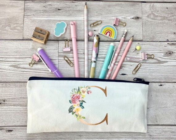 Infidelidad esculpir heredar Estuche de lápices personalizado inicial de oro carta floral - Etsy España Infidelidad esculpir heredar Estuche de lápices personalizado inicial de oro carta floral - Etsy España