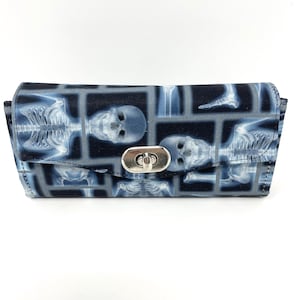 Esqueleto de rayos X, anatomía, muerte, oscuridad, espeluznante, espeluznante, hecho a mano. Cartera de acordeón. Organizador. Cartera de mano. Para teléfono celular. Listo para enviar.