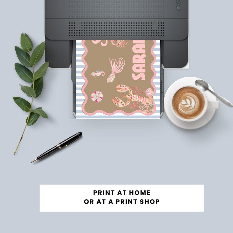 K&ouml;nnte beinhalten: Ein Drucker druckt ein individuelles Design mit dem Namen "SARAI" und Meeresbewohnern. Das Design hat einen beigen Hintergrund mit rosa und blauen Akzenten. Eine Tasse Kaffee und ein Stift sind ebenfalls zu sehen.