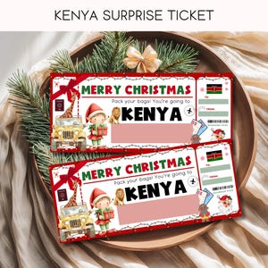 Può includere: Due biglietti a sorpresa a tema natalizio con la scritta "KENYA SURPRISE TICKET". Ogni biglietto presenta una jeep con una giraffa, un leone e una persona con un cappello da Babbo Natale. I biglietti recitano "MERRY CHRISTMAS" e "Pack your bags! You're going to KENYA".