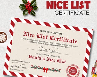 Pode incluir: Um "Certificado da Lista de Bons" festivo com bordas listradas em vermelho e branco. O certificado apresenta o texto "Nice List Certificate" e "Santa's Nice List". Um ramo de azevinho e uma xícara de chocolate quente estão no fundo.