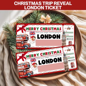 Puede incluir: Dos billetes de revelación de viaje a Londres con temática navideña. Cada billete presenta un autobús de dos pisos rojo, Papá Noel y el texto "MERRY CHRISTMAS" y "LONDON". Los billetes están decorados con lazos rojos y luces de cadena.
