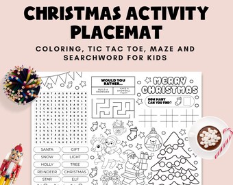 Può includere: Una tovaglietta natalizia per bambini con attività di colorazione, tris, labirinto e gioco di ricerca di parole. La tovaglietta presenta illustrazioni a tema natalizio, tra cui Babbo Natale, renne e un albero di Natale. Sono visibili anche una tazza di cioccolata calda e un bastoncino di zucchero.