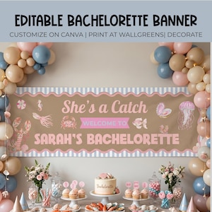 K&ouml;nnte beinhalten: Braunes Banner mit rosa und blauen Akzenten, mit dem Text "She's a Catch" und "Sarah's Bachelorette". Das Banner ist mit Illustrationen zum Thema Meer dekoriert und von Luftballons und Partydekorationen umgeben.