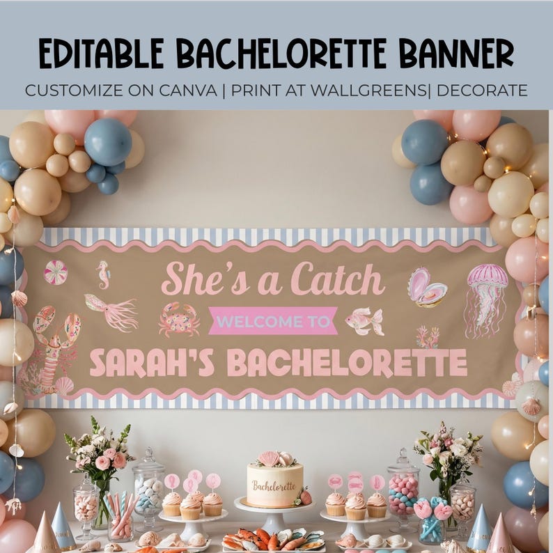 K&ouml;nnte beinhalten: Braunes Banner mit rosa und blauen Akzenten, mit dem Text "She's a Catch" und "Sarah's Bachelorette". Das Banner ist mit Illustrationen zum Thema Meer dekoriert und von Luftballons und Partydekorationen umgeben.