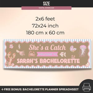 K&ouml;nnte beinhalten: Digitaler Download-Banner f&uuml;r einen Junggesellinnenabschied, 180 cm x 60 cm (2x6 Fu&szlig;, 72x24 Zoll). Der Banner hat einen braunen Hintergrund mit rosa und blauen Akzenten. Der Text lautet "She's a Catch" und "Sarah's Bachelorette".