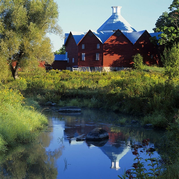 Alexander-Solomon-Walbridge dodecagonal barn and his reflection in a brook at Mystic (Saint-Ignace-de-Stanbridge) in Montérégie