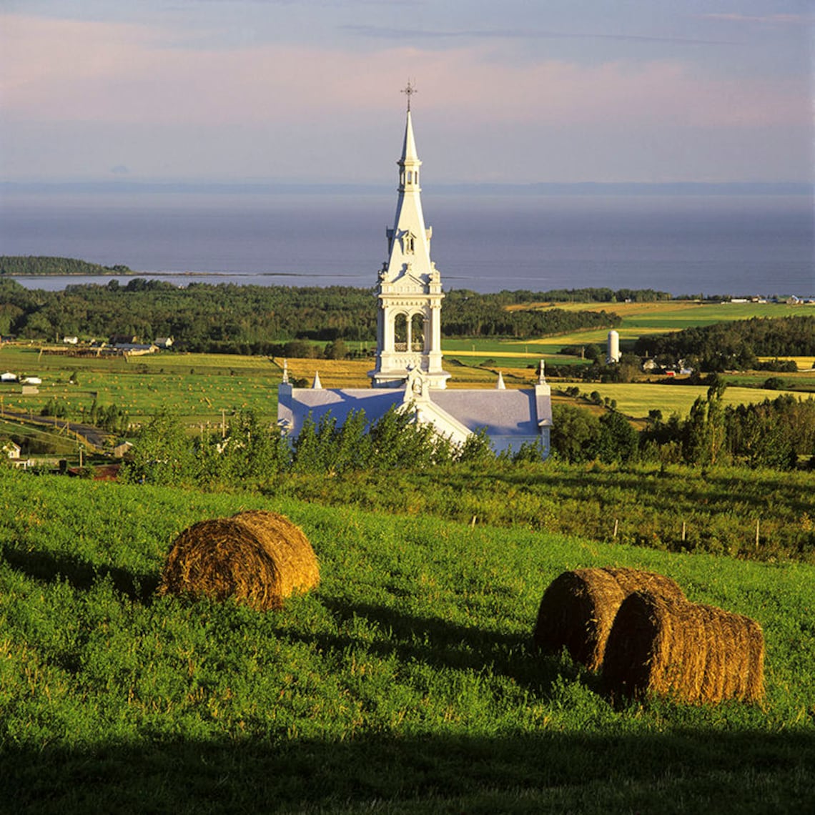 Impression photo L'église de SaintOctavedeMétis et des balles de