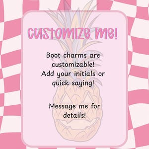 K&ouml;nnte beinhalten: Rosa-wei&szlig; karierter Hintergrund mit einem hellrosa Rechteck, das eine Ananas-Illustration und den Text "Customize Me!" sowie Details zu anpassbaren Schuhanh&auml;ngern enth&auml;lt.