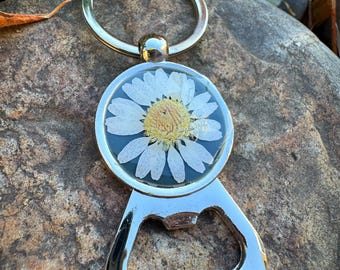 Llavero de margarita silvestre auténtica, llavero floral, flores secas, abridor de botellas, llavero abridor de botellas, llavero de flores silvestres, Montana, hecho en Idaho