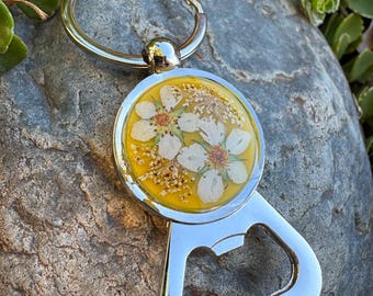Llavero con flor de fresa silvestre auténtica, llavero de flor, abridor de botellas, llavero abridor de botellas, llavero de flor silvestre, Montana, hecho en Idaho