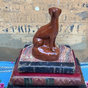 Antieke 19e-eeuwse Victoriaanse primitieve Staffordshire aardewerken platte Whippet Greyhound hond ~ End Of Day Pottery