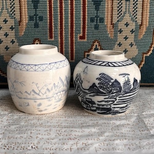 Dos antiguos tarros de jengibre victorianos de estilo chino de Staffordshire decorados con escenas chinas ingenuas con loza de transferencia azul y blanca.