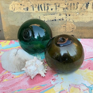 Par antika/vintage äkta handblåsta gröna glasfisknät ~ Floats Fishermans Floats Nautical Decor
