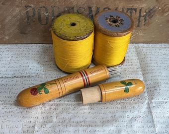 Vintage 1960s Norwegian Strikke-Pinner Treen Wooden Bodkin Needle Case Hand Painted Floral Decoration Plus 28 Metal Bodkins