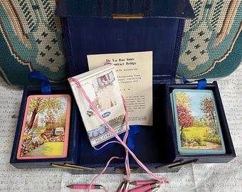 Jogo de cartas de bridge antigo Art Déco Twin Bridge Whist em caixa cantilever com cartões de pontuação originais Klondike Crinoline Lady e lápis rosa.