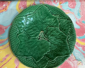 Piatto vintage francese in maiolica verde Gien Primefleur