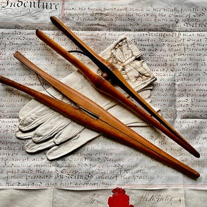 Zwei Paar antike Edwardian Satinwood & Messing Klapphandschuh Stretchs Größe No 3 Dekorative Requisiten Display