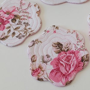 Set Of Round Fabric Coasters and a Mug Rug with Scalloped Edges, Quilted Romantic Coasters in Roses Print,  Mug Rug Mothers Day Gift Set