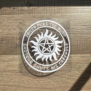 Supernatural Sam i Dean Winchester „Kierowca wybiera muzykę. Strzelba zamyka mu dziurkę od ciasta” – naklejka winylowa