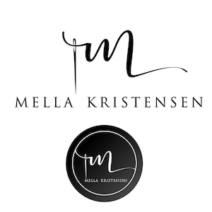 Könnte beinhalten: Ein Logo-Design mit dem Namen "MELLA KRISTENSEN" in einer Serifenschrift. Das Logo enthält ein stilisiertes "MK"-Monogramm mit einem Nadel- und Faden-Designelement. Farbmuster in Schwarz, Grau, Kupfer und Gold werden gezeigt.