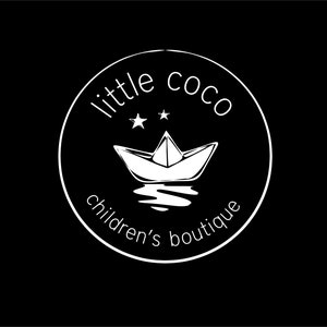 以下が含まれることがあります： 黒い背景に白いロゴ。ロゴは、上部に「little coco」、2つの星、紙のボート、下部に「children's boutique」という言葉が入った円です。