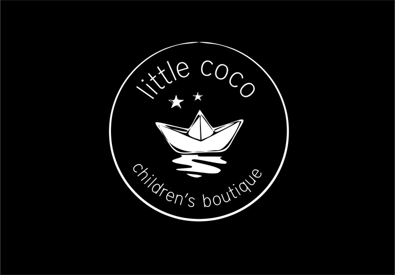 以下が含まれることがあります： 黒い背景に白いロゴ。ロゴは、上部に「little coco」、2つの星、紙のボート、下部に「children's boutique」という言葉が入った円です。