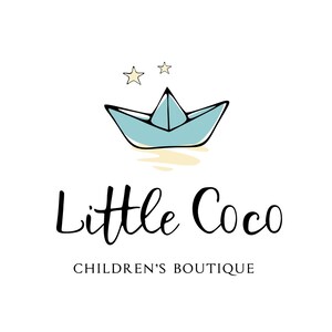 以下が含まれることがあります： 「Little Coco Children's Boutique」のロゴ。水色の紙のボート、2つの黄色の星、そして優雅な筆記体で書かれた店名が特徴です。「CHILDREN'S BOUTIQUE」の文字は、その下に小さく表示されています。