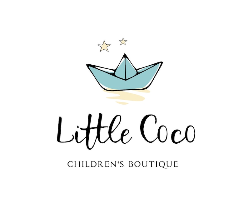 以下が含まれることがあります： 「Little Coco Children's Boutique」のロゴ。水色の紙のボート、2つの黄色の星、そして優雅な筆記体で書かれた店名が特徴です。「CHILDREN'S BOUTIQUE」の文字は、その下に小さく表示されています。